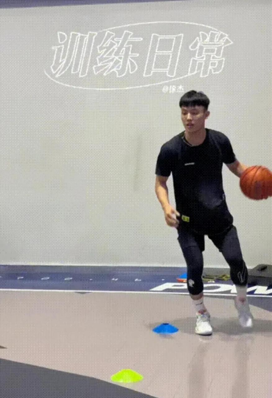 球员个人训练分享视频，鼓励球迷坚持运动健身
