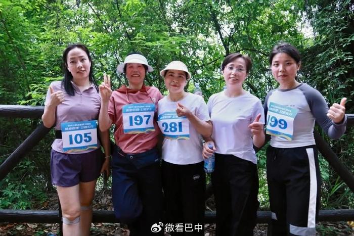 运动队员们身披战衣，奋勇争先