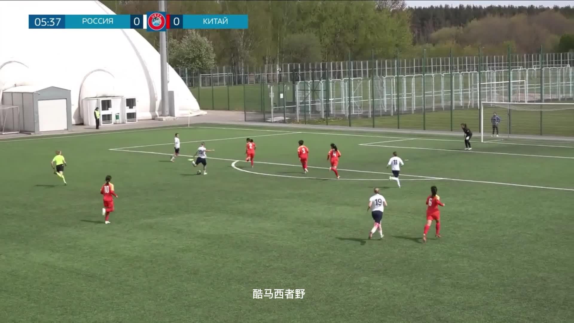 俄罗斯女足队在比赛中勇猛抗争