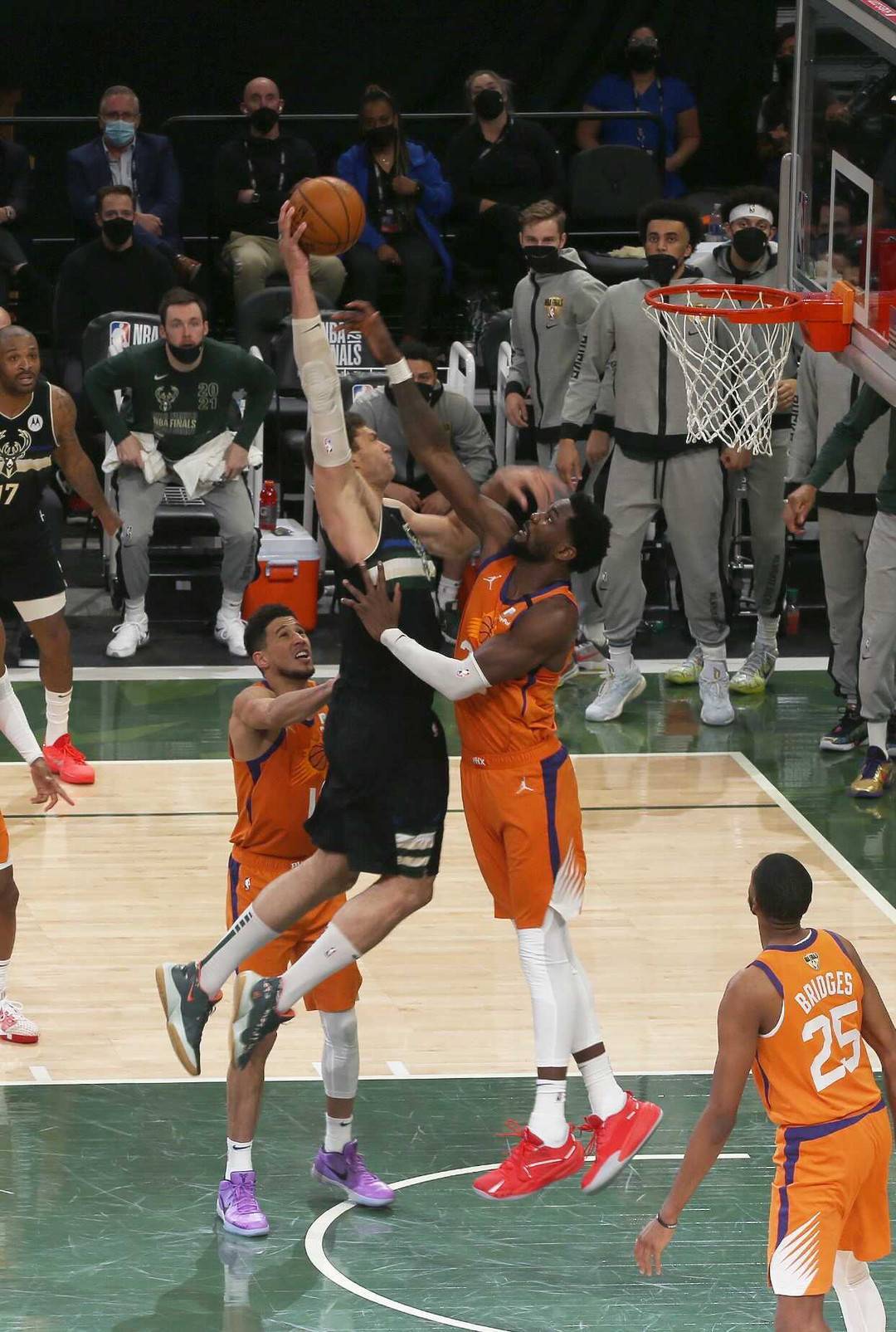 雄鹿击败篮网，豪取八连胜