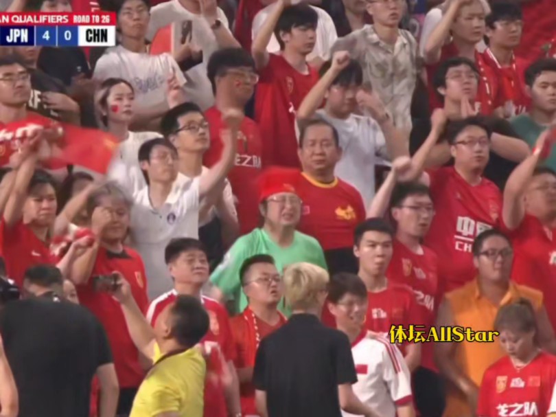 球迷们为这场比赛振奋不已！