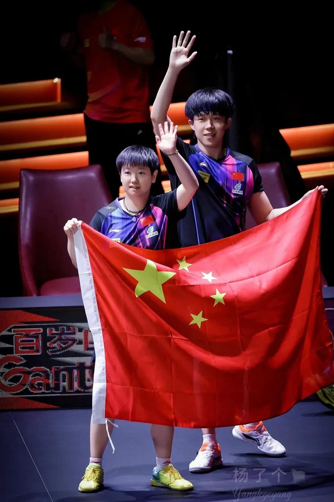 运动员们在擂台上拼尽全力，决战到最后一刻