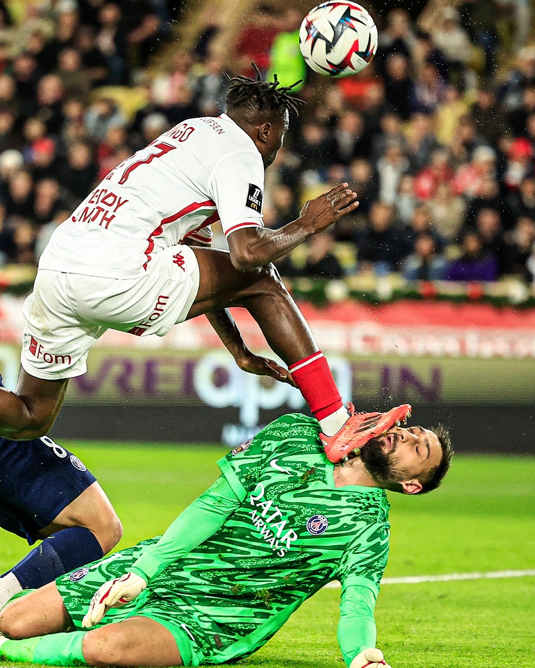 摩纳哥主场胜利后球员欢庆，激动不已