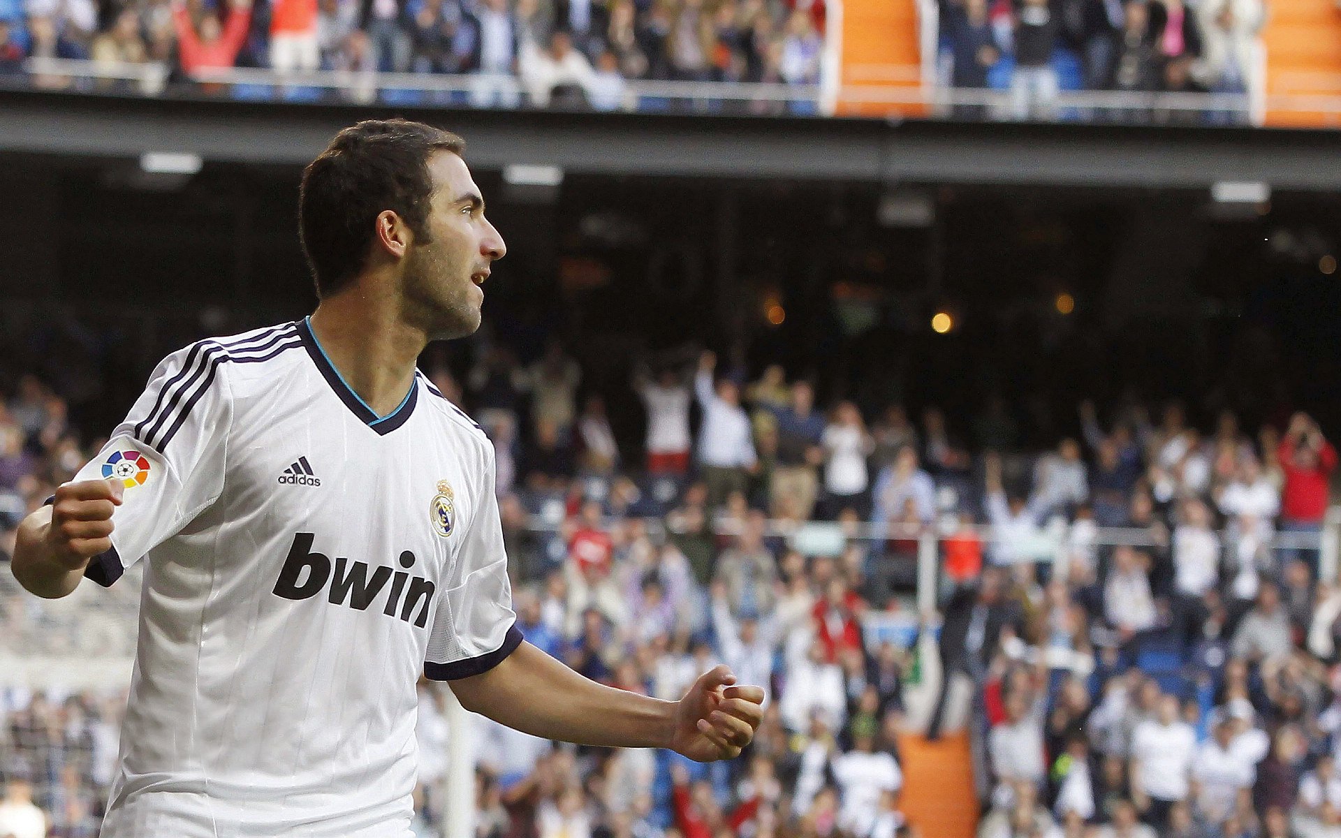 纤足与钢铁，三笘薰末节独舞改写欧冠史诗